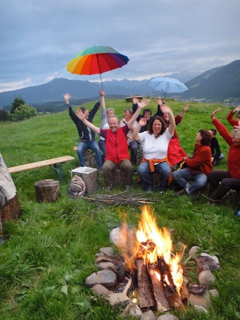 Sonnwendfeuer-wird-angezuendet
